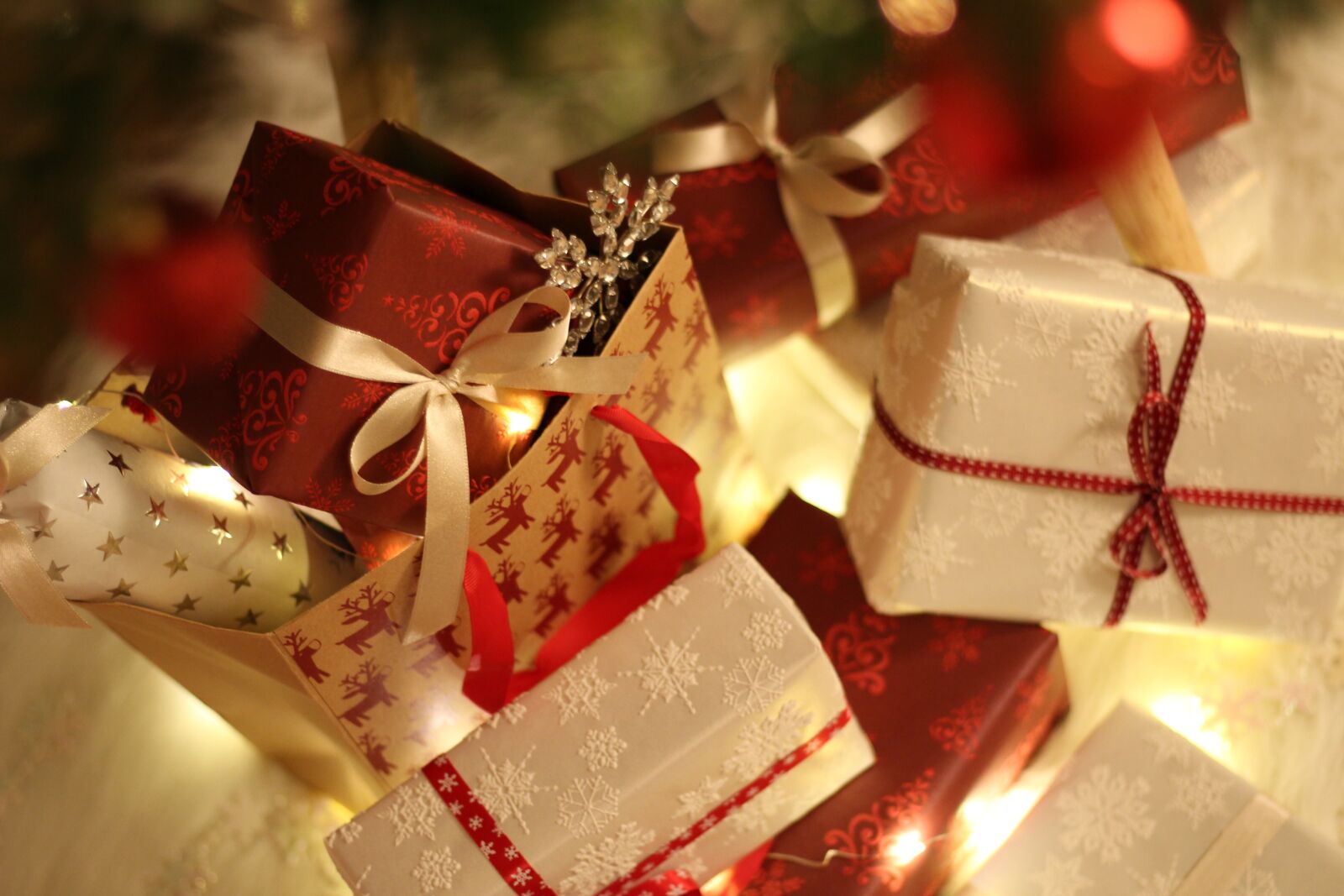 Canon EOS 100D (EOS Rebel SL1 / EOS Kiss X7) sample photo. Christmas, gifts, holiday photography