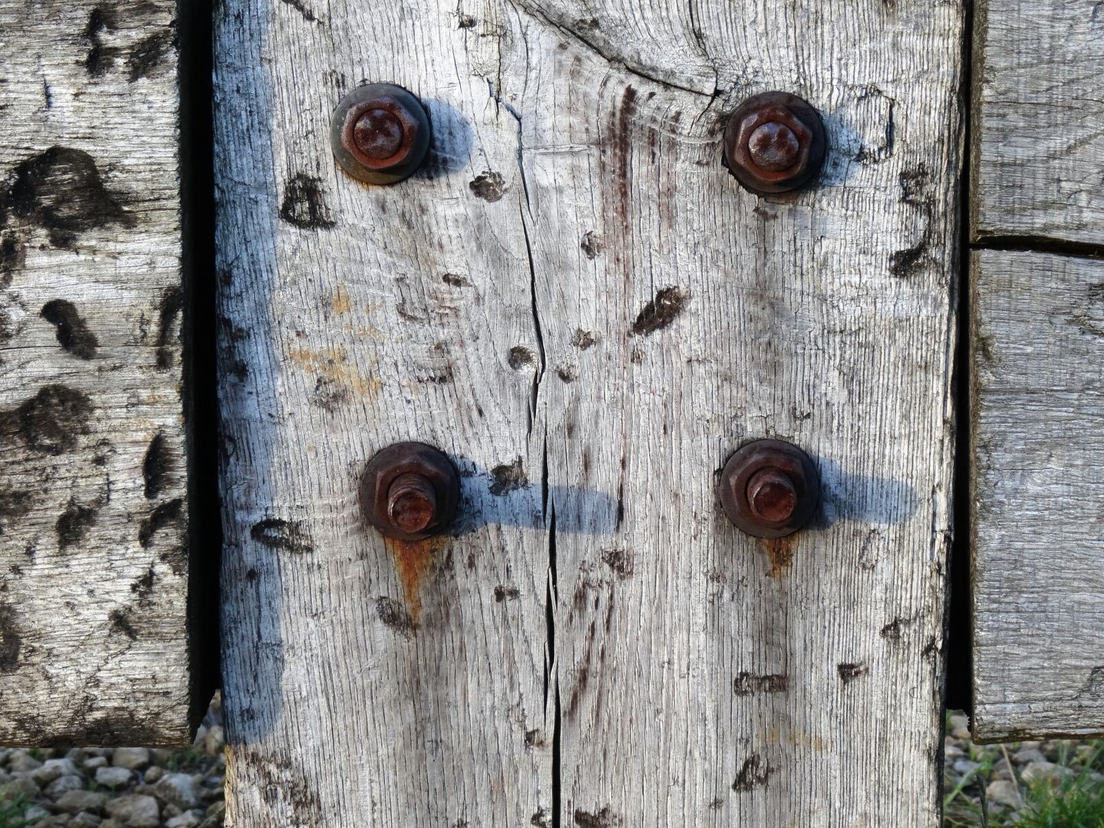 Sony DSC-HX50 sample photo. Aged wood, rusted bolts photography
