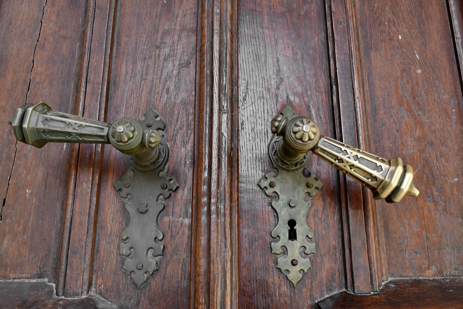 Nikon D5500 sample photo. Handmade, ornamental, wooden, entrance photography