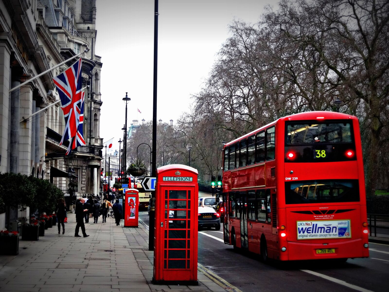 Sony Cyber-shot DSC-HX10V sample photo. London, street, phone photography