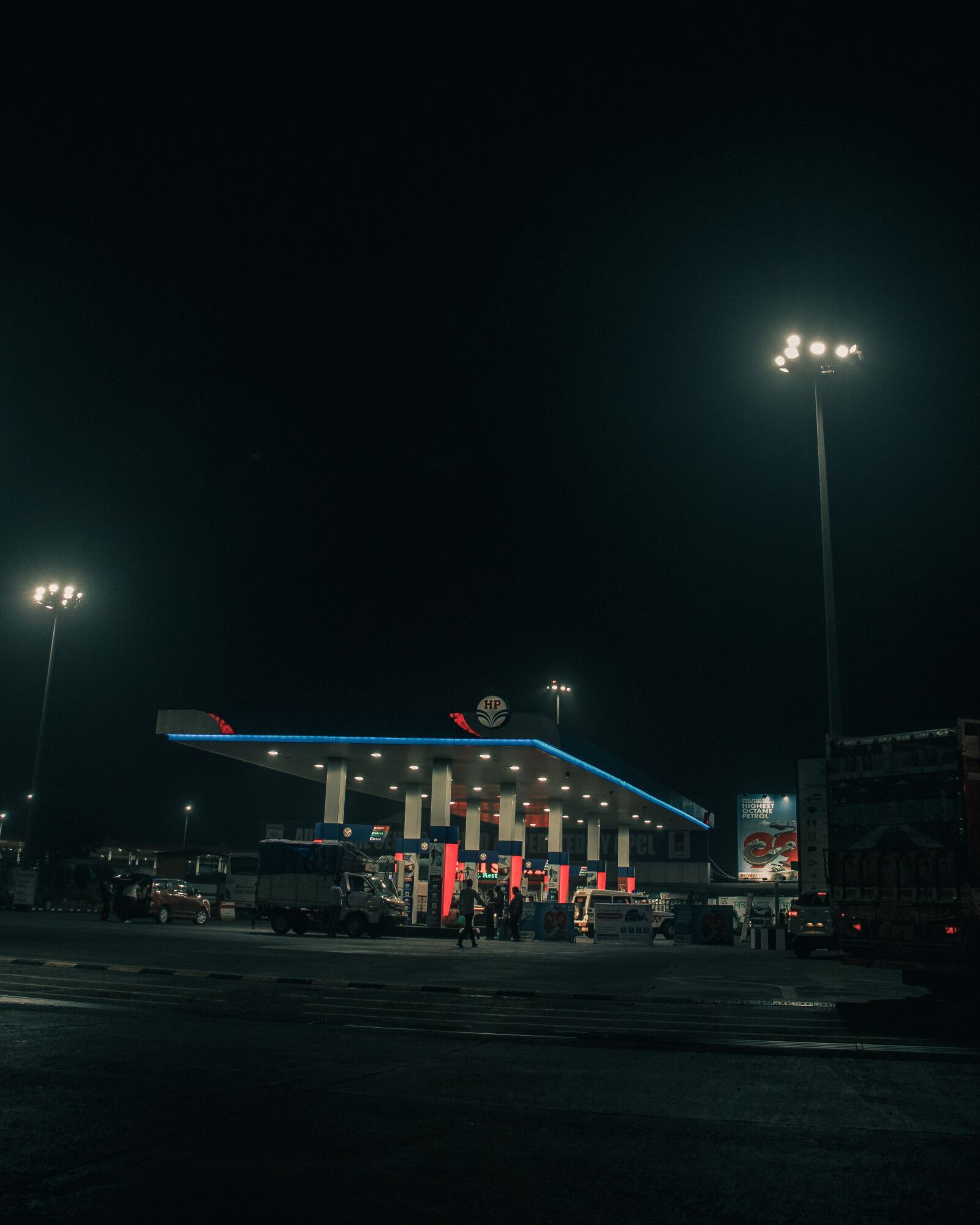 Canon EOS 200D (EOS Rebel SL2 / EOS Kiss X9) sample photo. Night, smoke, fog photography