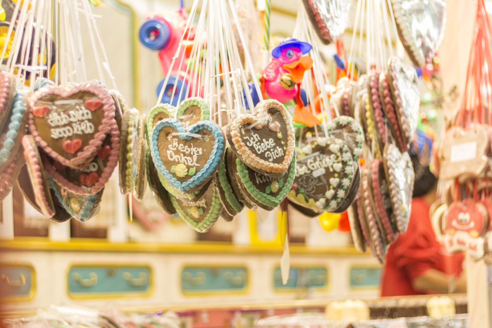 Canon EOS 700D (EOS Rebel T5i / EOS Kiss X7i) + Canon EF 50mm F1.8 STM sample photo. Year market, gingerbread, gingerbread photography