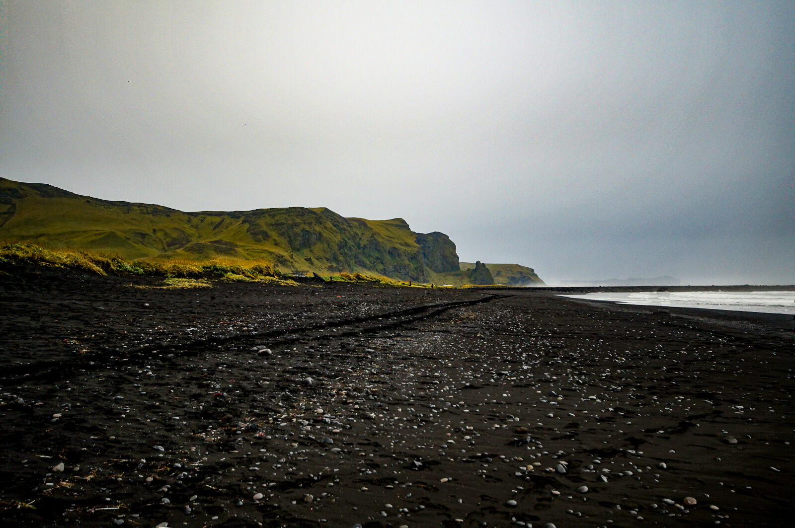 Sony SLT-A37 sample photo. Black, sand, shore, near photography
