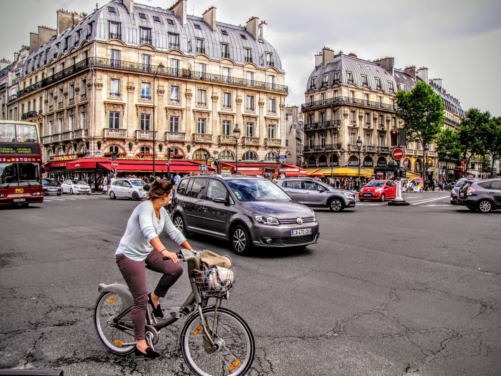 Canon PowerShot SX10 IS sample photo. Paris, place-saint-michel, street scene photography