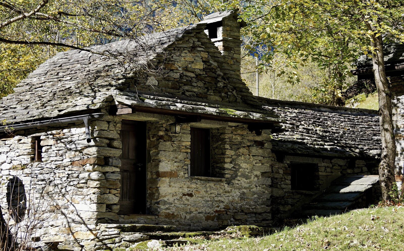 Sony DT 55-300mm F4.5-5.6 SAM sample photo. Stone house, facade, building photography