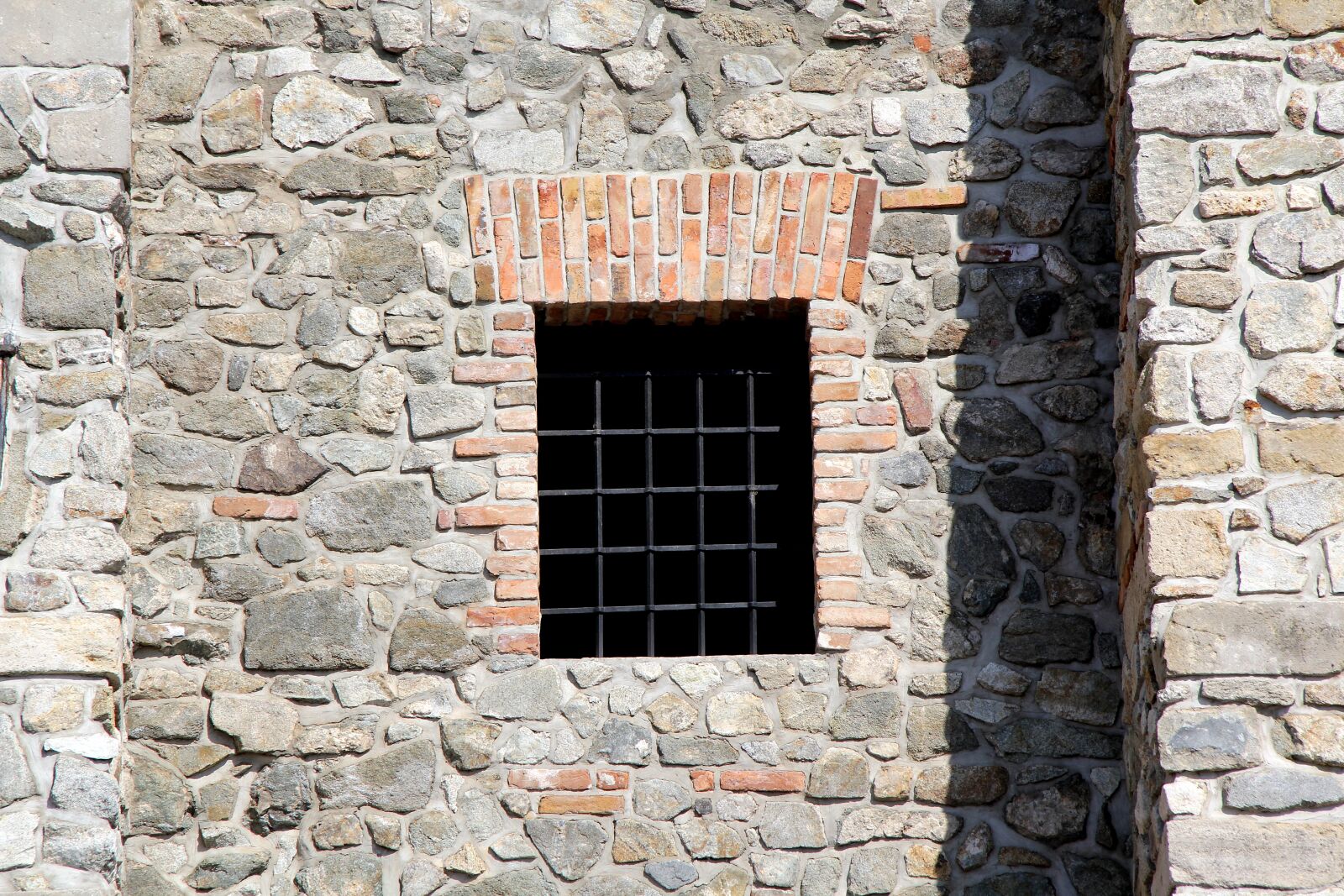 Canon EF-S 17-85mm F4-5.6 IS USM sample photo. Wall, masonry, stone photography
