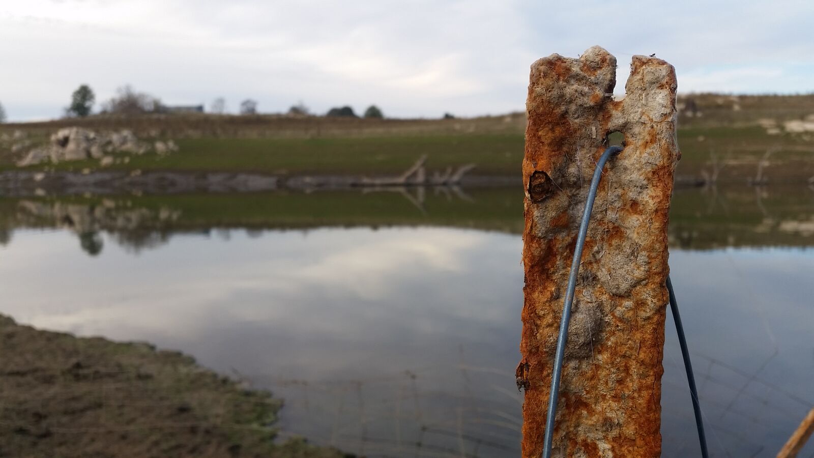 Samsung Galaxy S5 sample photo. Bank, dam, fence, fence photography