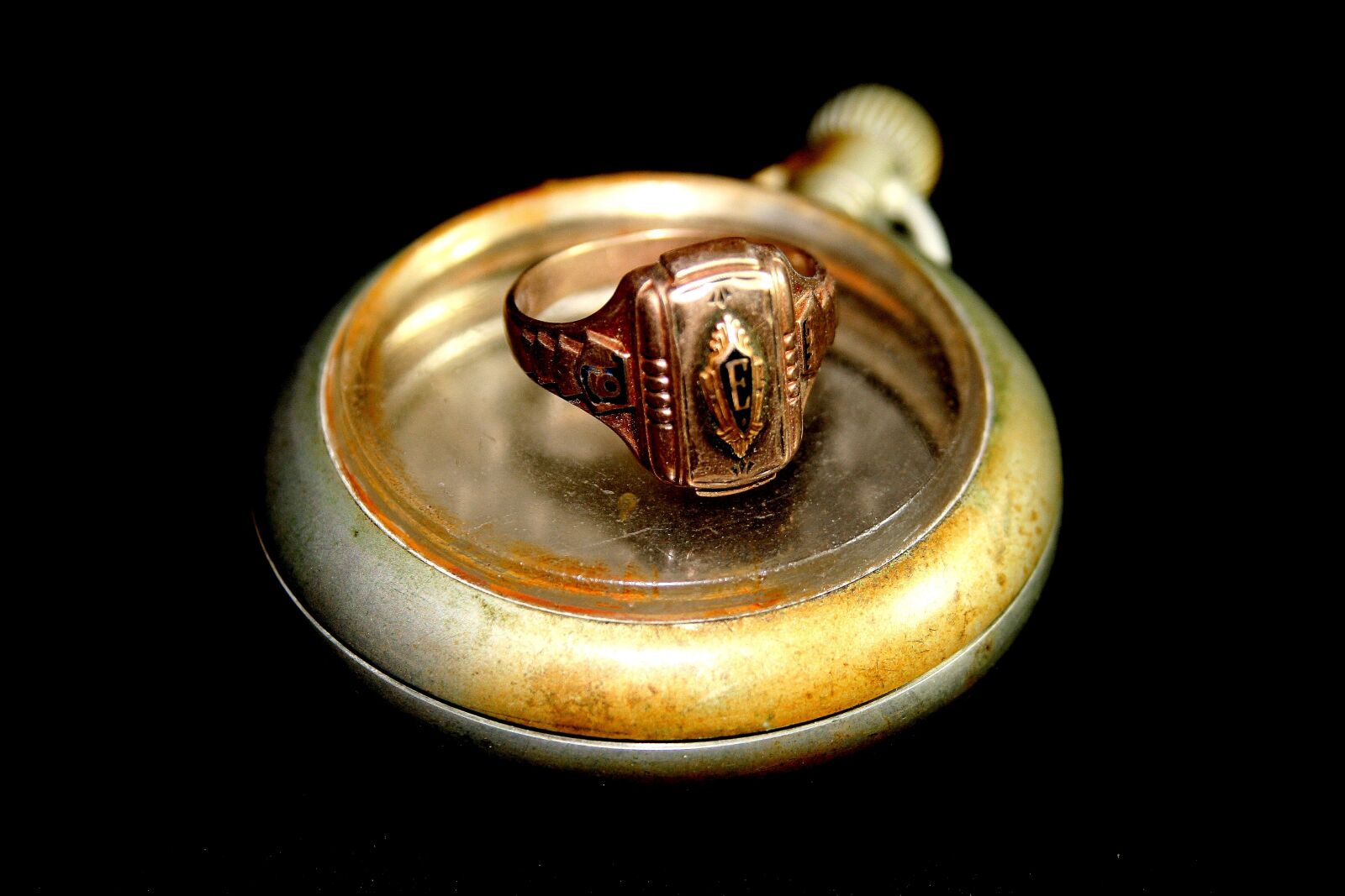 Canon EOS 400D (EOS Digital Rebel XTi / EOS Kiss Digital X) sample photo. Ancient watch case, edison photography
