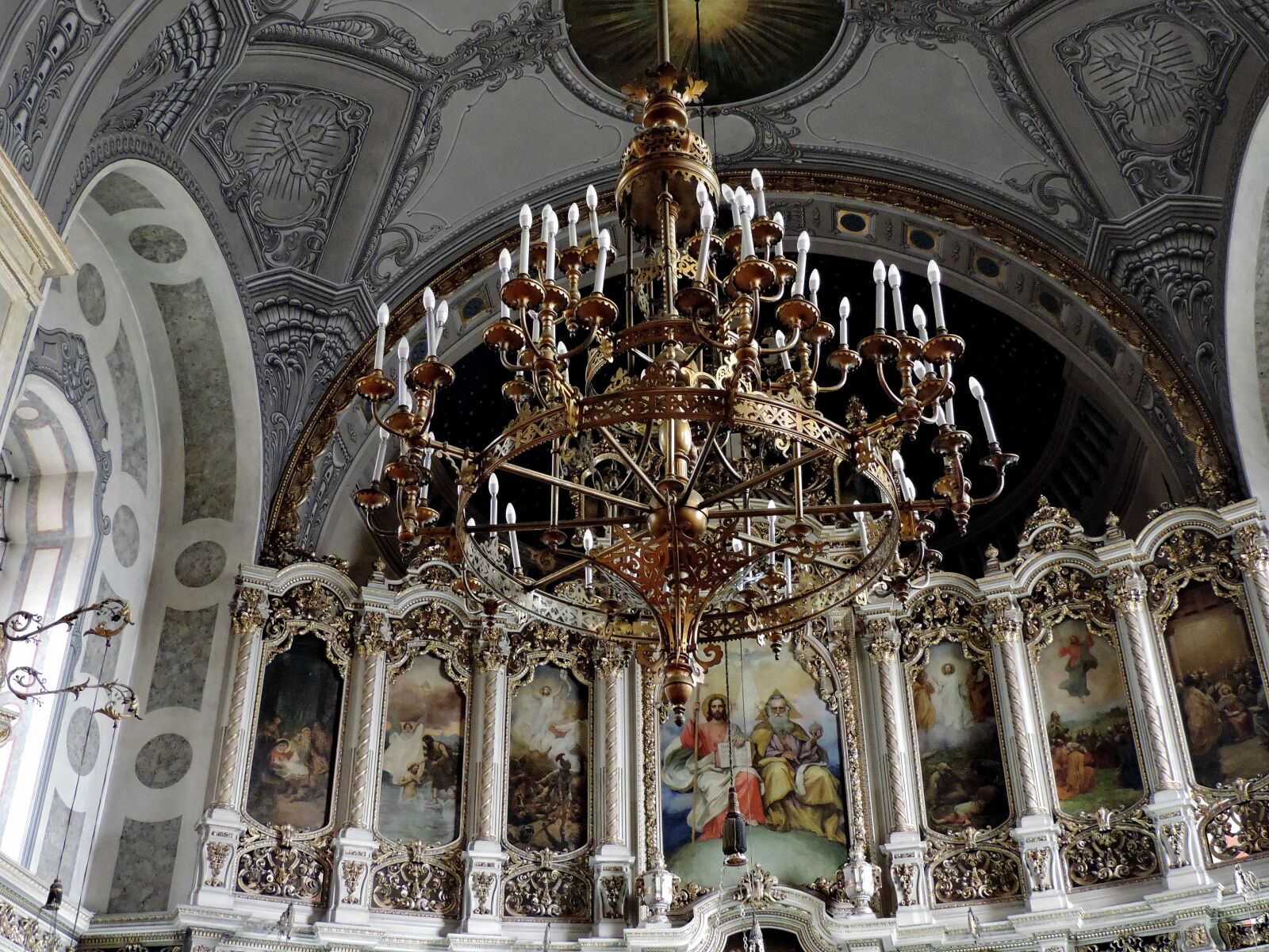 Nikon Coolpix P520 sample photo. Arch, chandelier, church, dome photography