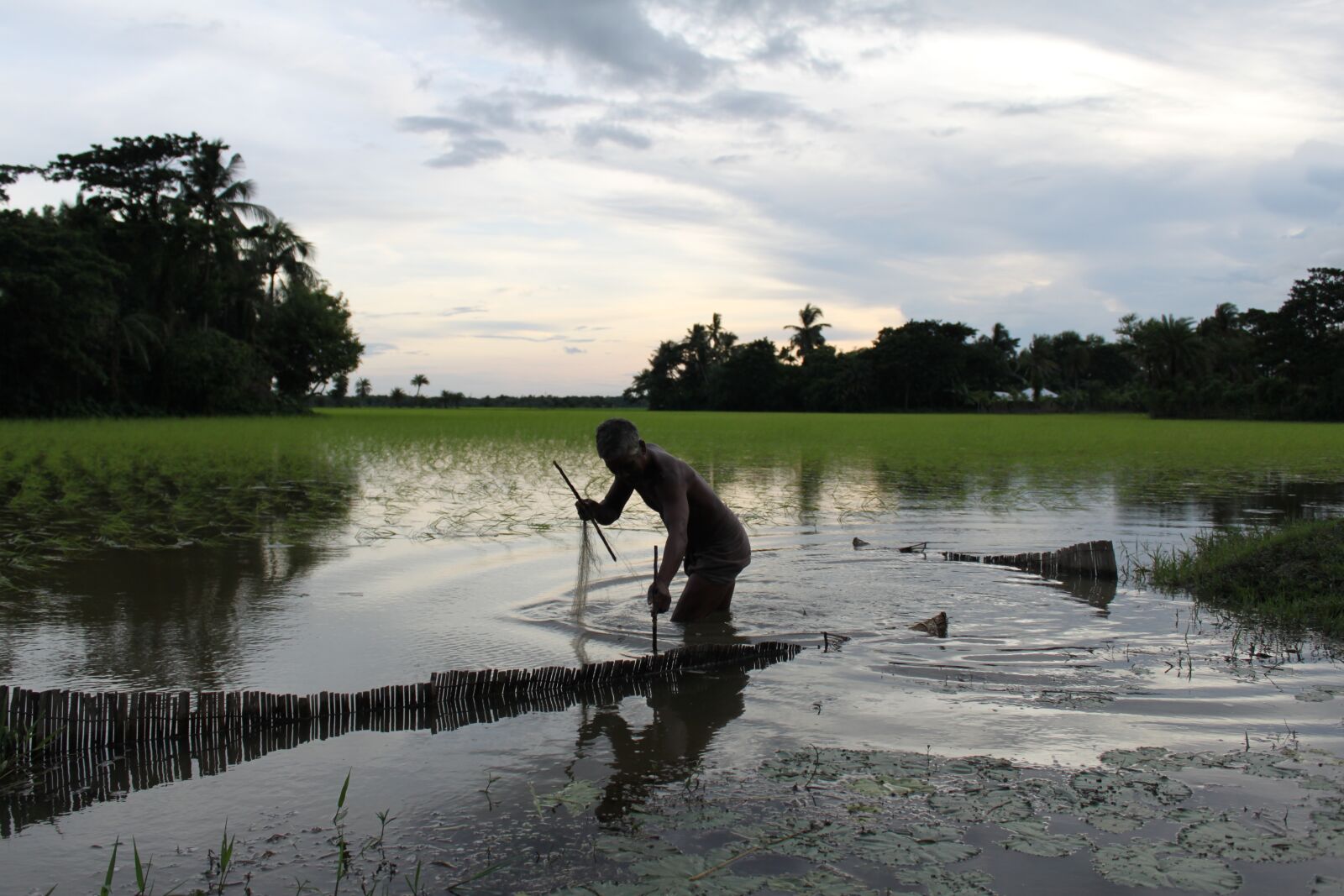 Canon EOS 500D (EOS Rebel T1i / EOS Kiss X3) sample photo. Bangladesh, canal, farmer, fisherman photography
