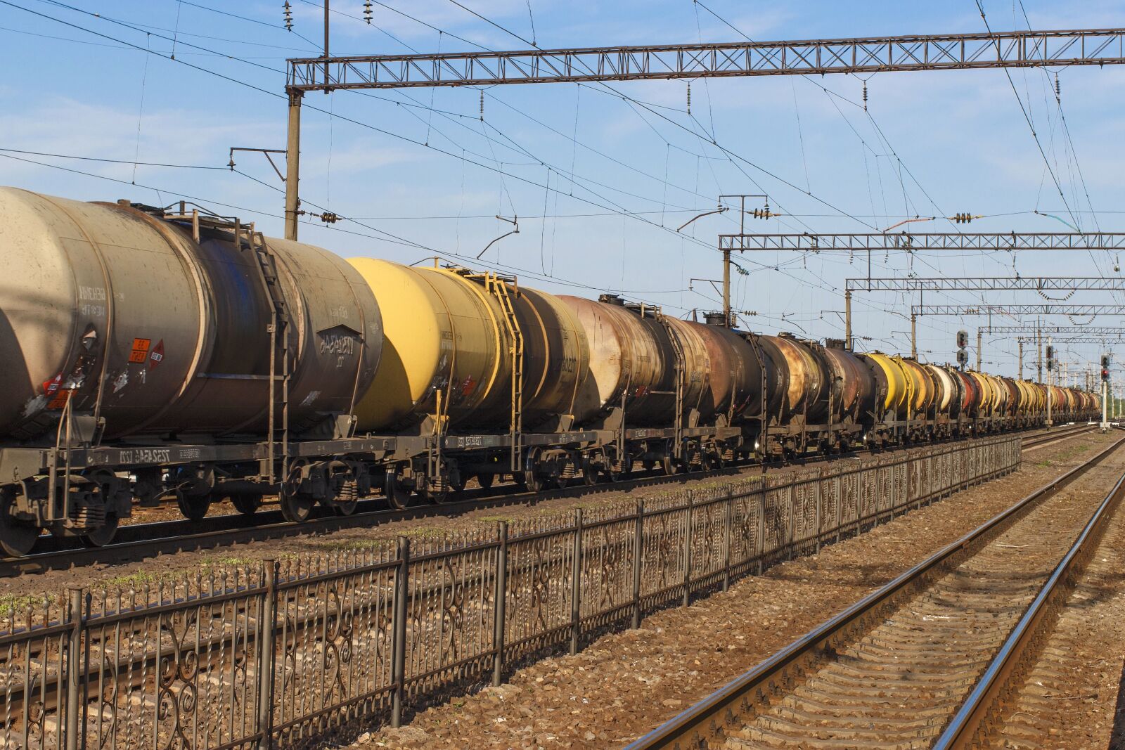 Canon EOS 100D (EOS Rebel SL1 / EOS Kiss X7) sample photo. Tank, railway, railroad, cargo photography