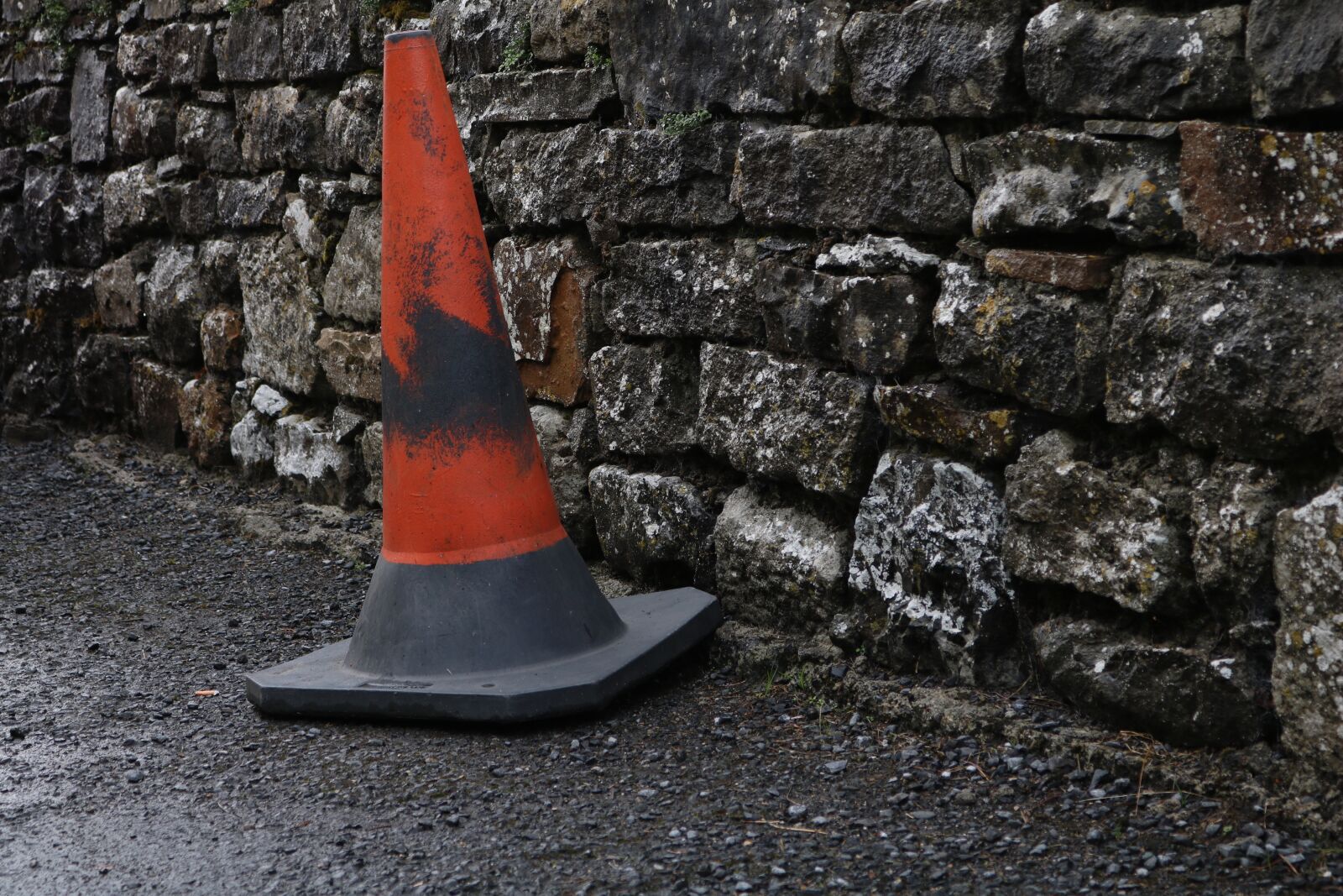 Canon EOS 750D (EOS Rebel T6i / EOS Kiss X8i) sample photo. Gloomy, site, pilone photography