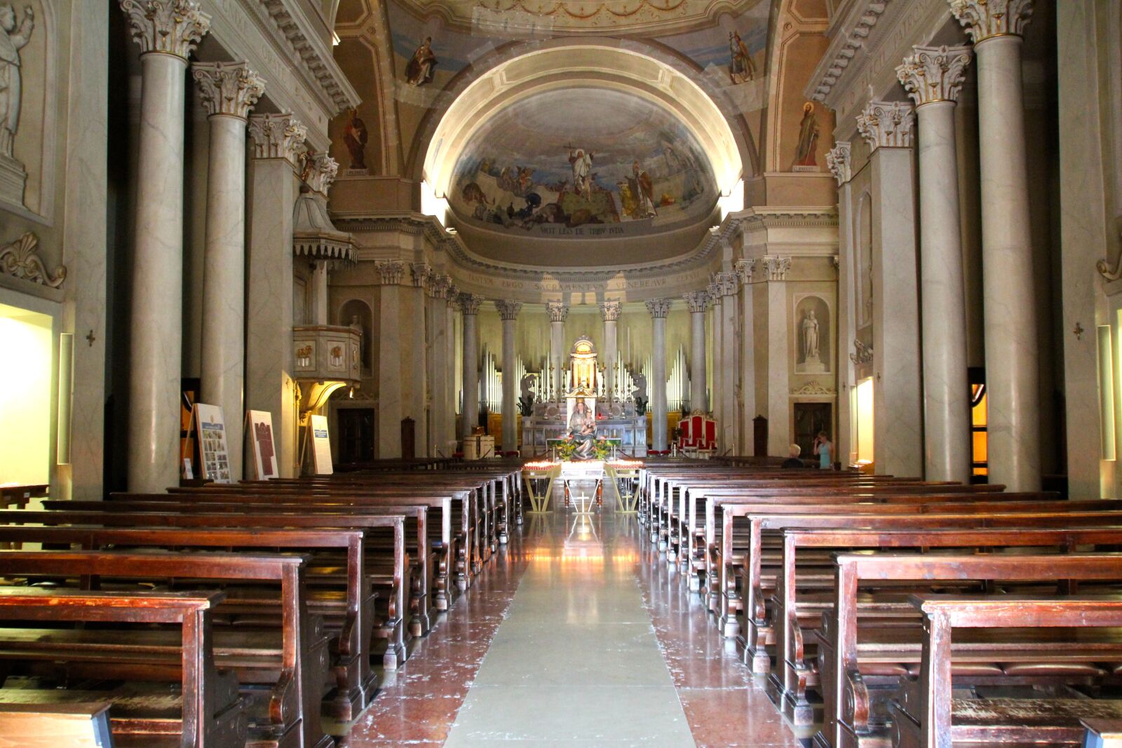 Canon EOS 600D (Rebel EOS T3i / EOS Kiss X5) sample photo. Church, interior, church pews photography