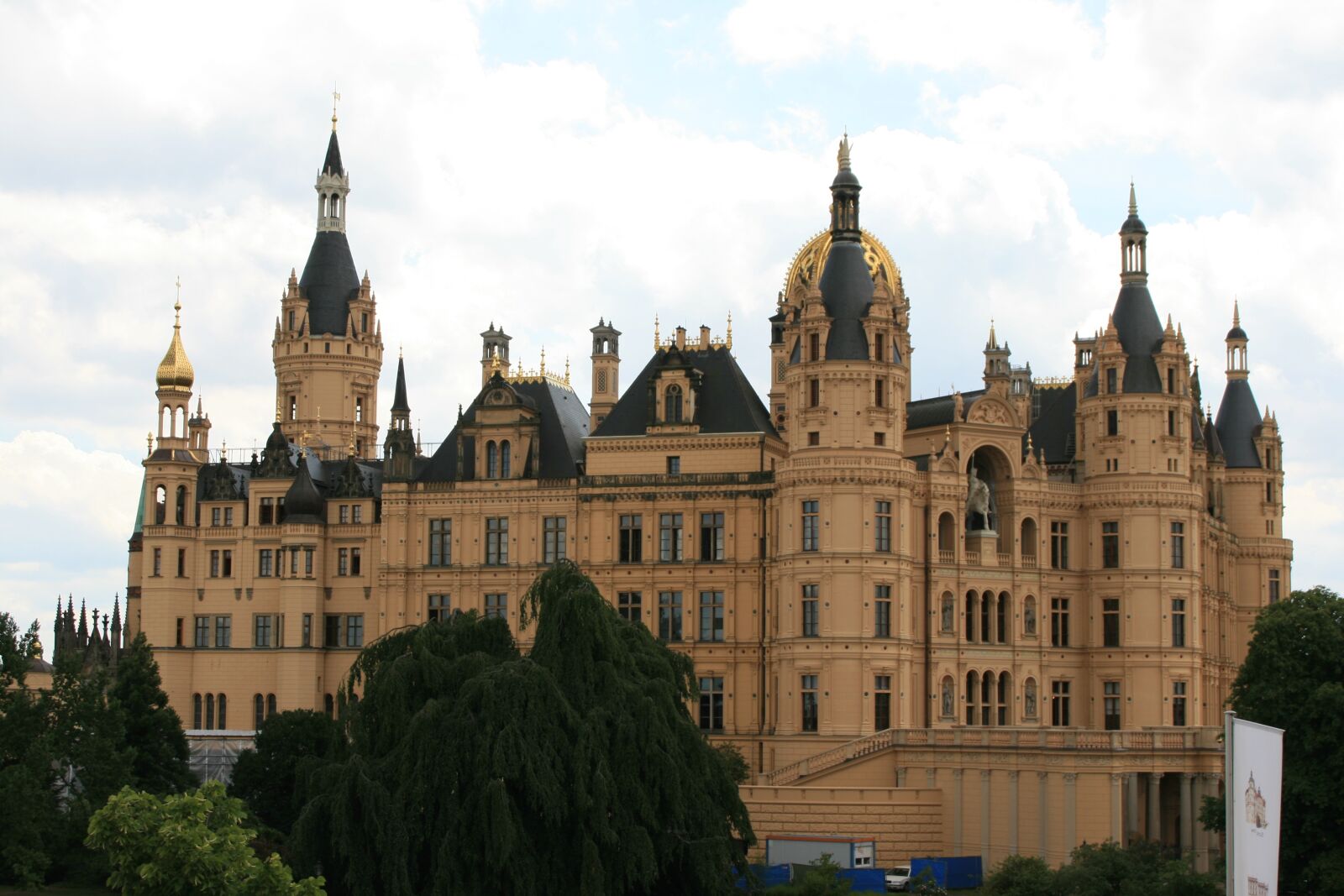 Canon EOS 400D (EOS Digital Rebel XTi / EOS Kiss Digital X) sample photo. Schwerin, castle, state capital photography