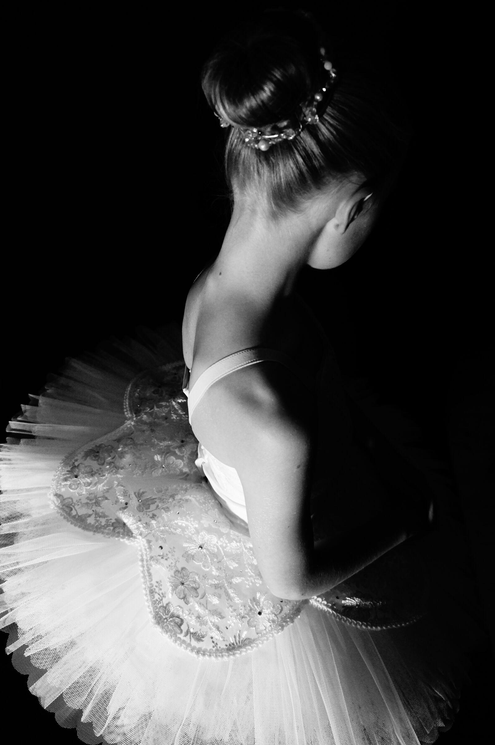 Sony Alpha NEX-5R + Sony E 18-55mm F3.5-5.6 OSS sample photo. Monochrome, ballerina, dancer photography