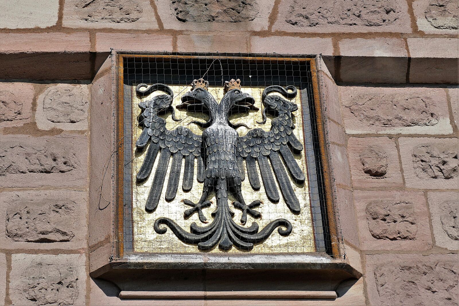 Panasonic Lumix DMC-FZ1000 sample photo. Coat of arms, stone photography