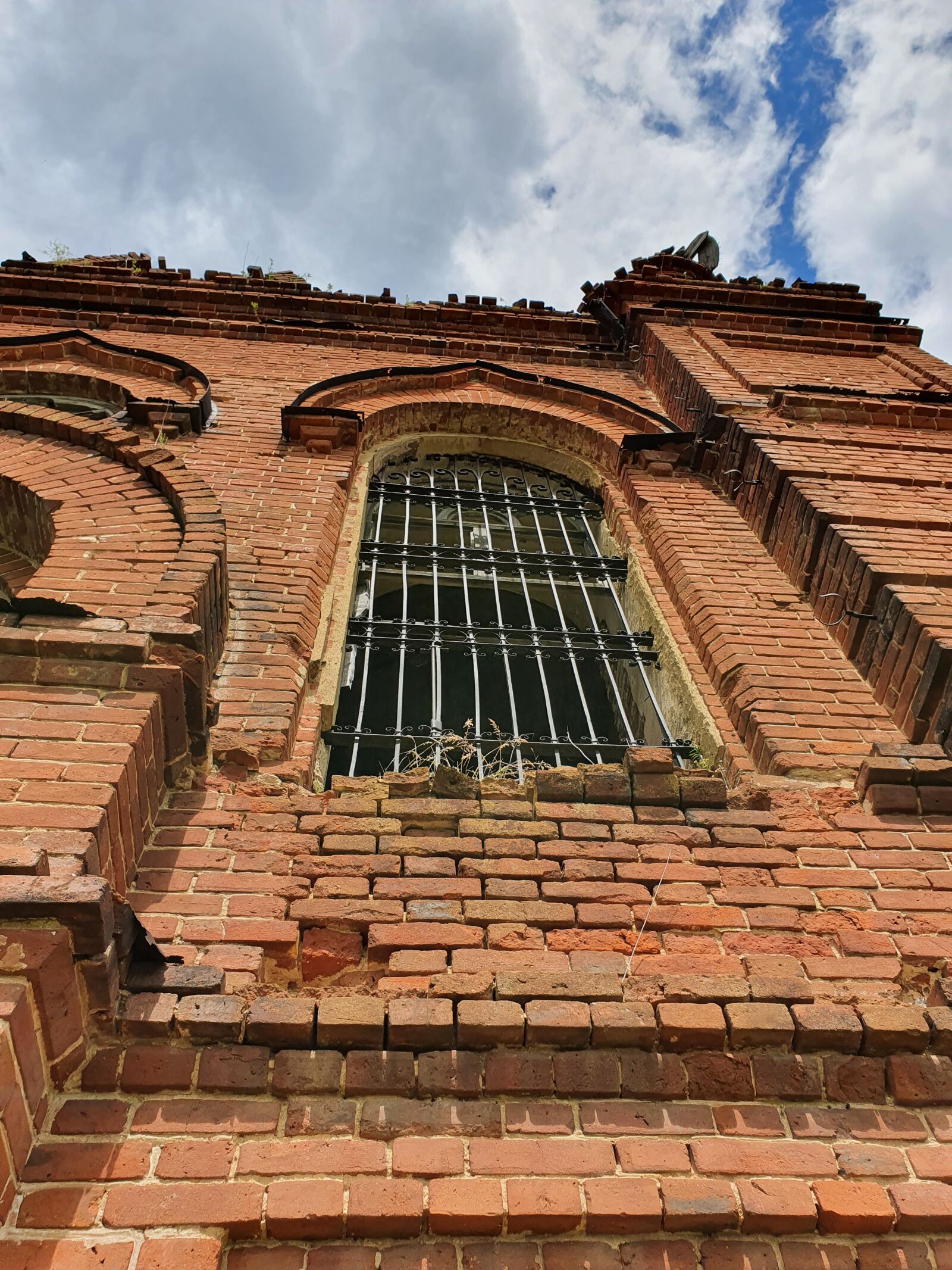 Samsung Galaxy S10 sample photo. Window, grille, brick photography