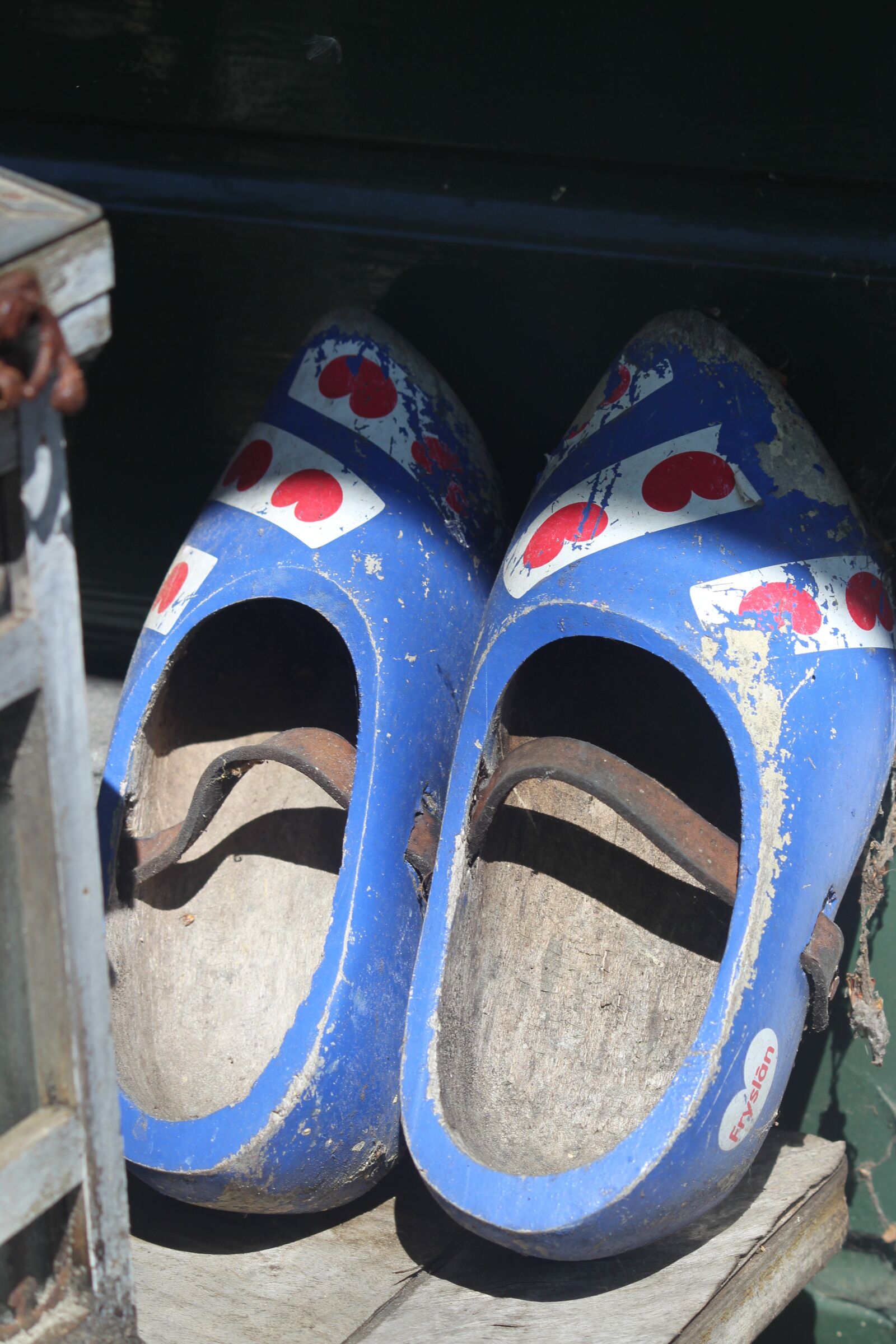 Canon EOS 700D (EOS Rebel T5i / EOS Kiss X7i) sample photo. Wooden shoes, frisia, dutch photography