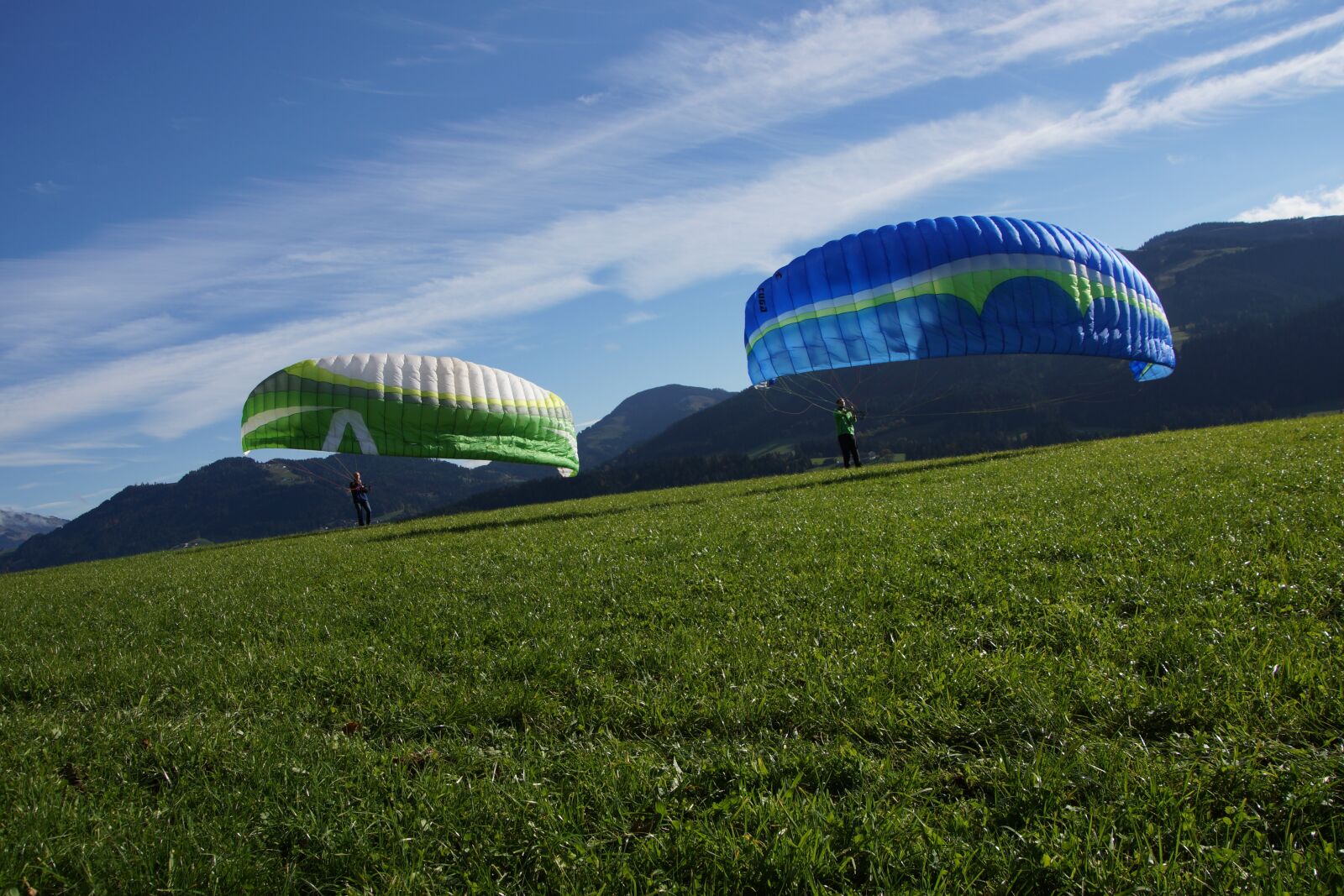 DT 18-270mm F3.5-6.3 sample photo. Teamwork, paragliding, air photography
