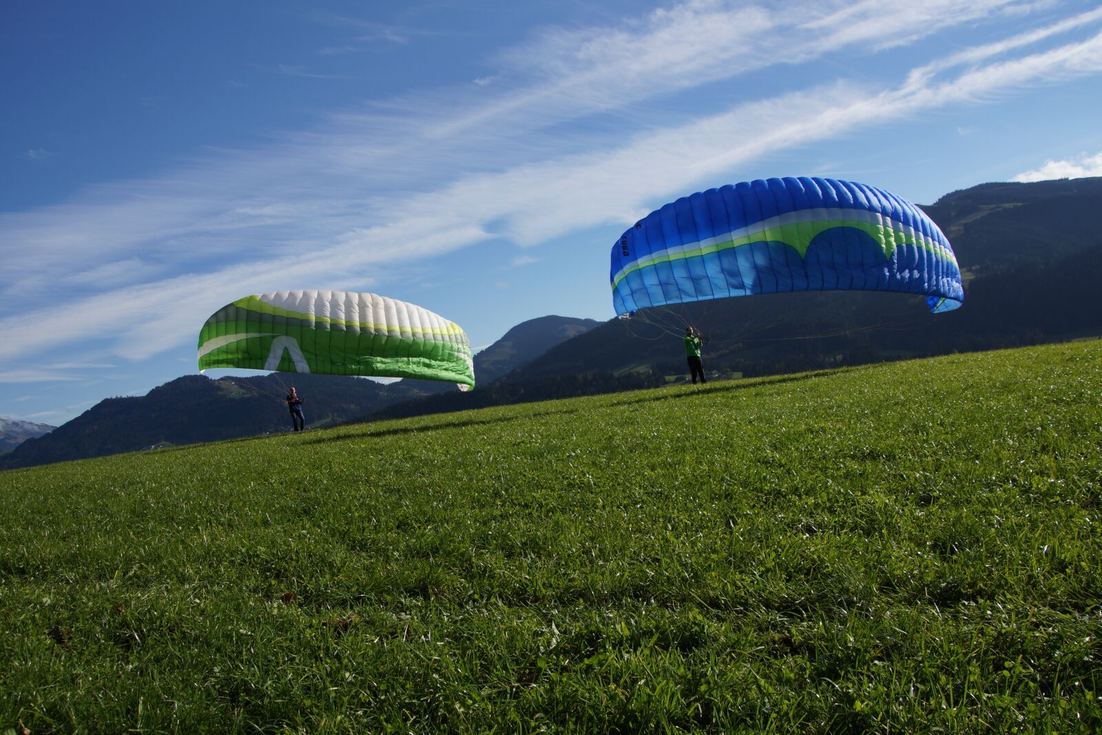 Sony SLT-A65 (SLT-A65V) + DT 18-270mm F3.5-6.3 sample photo. Teamwork, paragliding, air photography