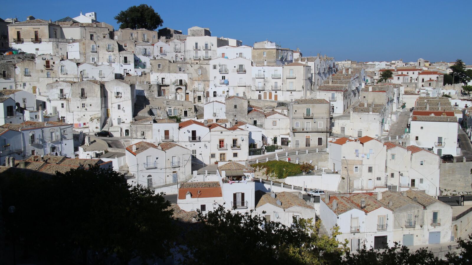 Canon EF-M 22mm F2 STM sample photo. Monte sant'angelo, landscape, white photography