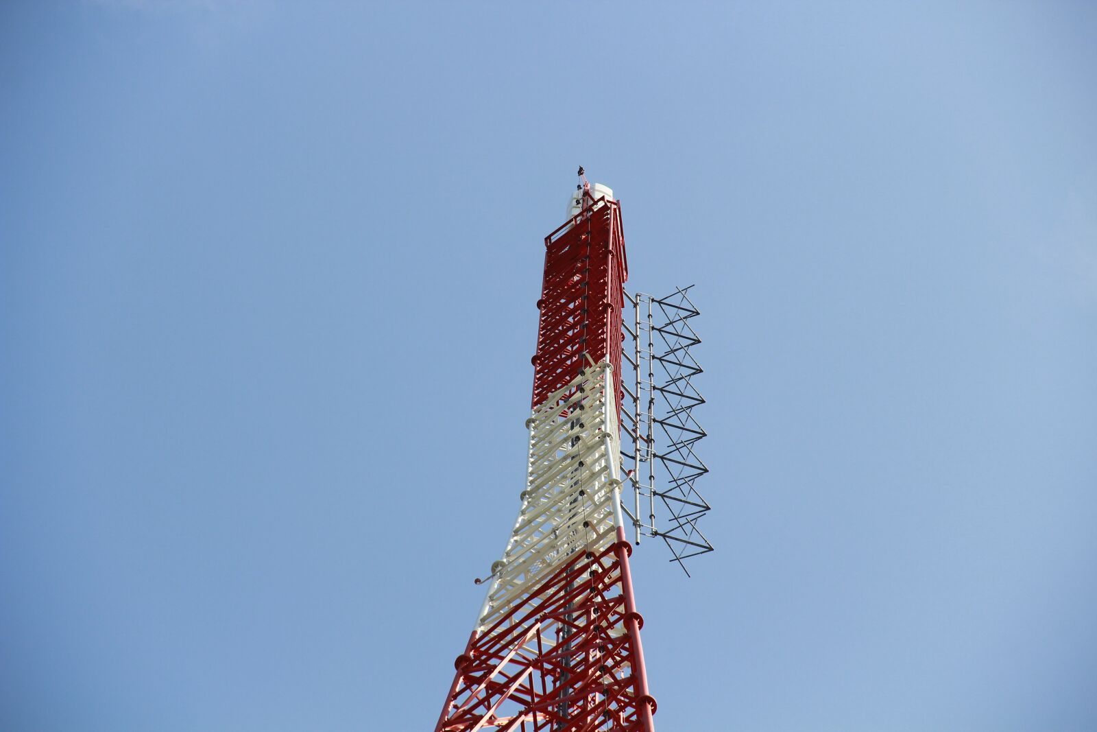 Canon EF-S 18-135mm F3.5-5.6 IS sample photo. Tower, transmission tower, radar photography