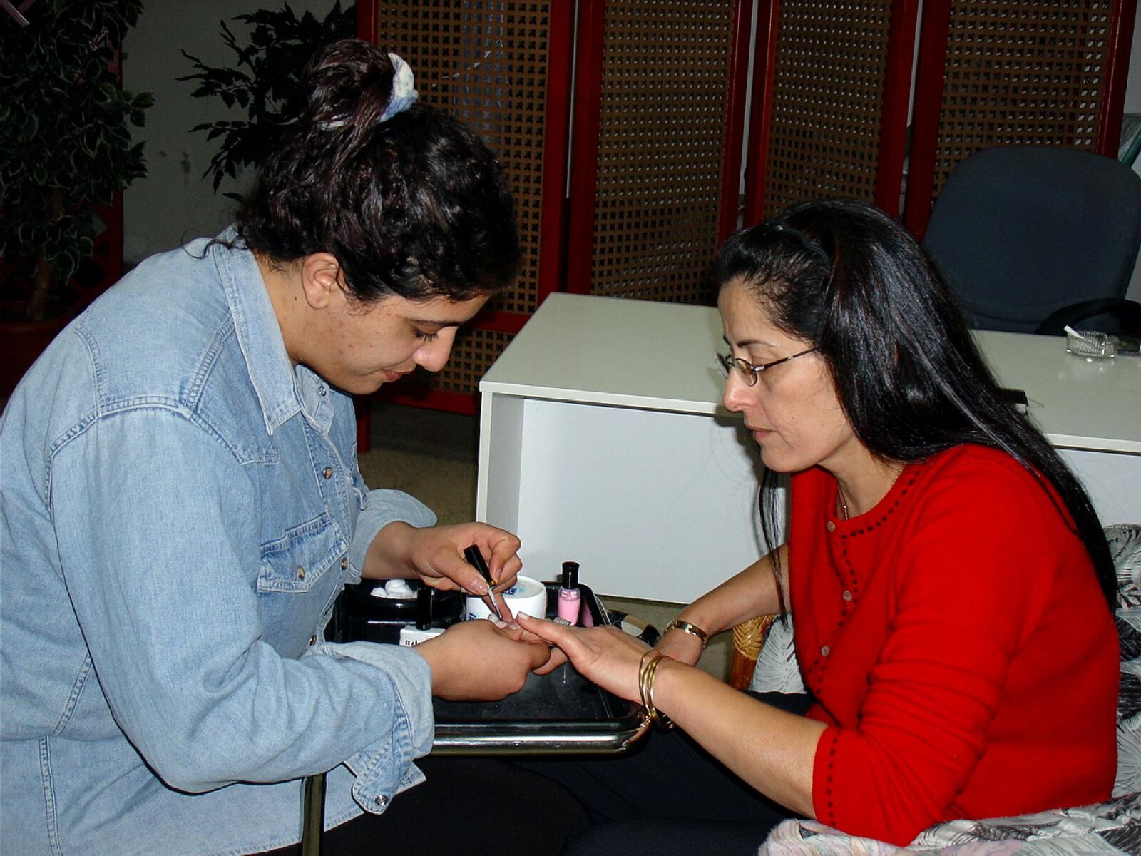 Sony DSC-V1 sample photo. Unidentified, employee, manicure, salon photography