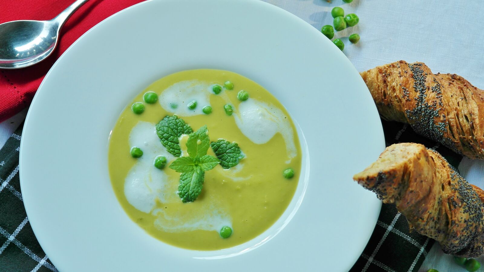 Samsung NX20 sample photo. Pea soup, soup, starter photography