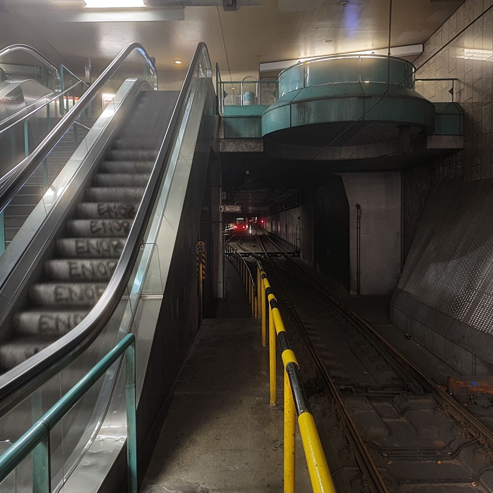 Samsung Galaxy S10 sample photo. Ubahn, metro, subway photography
