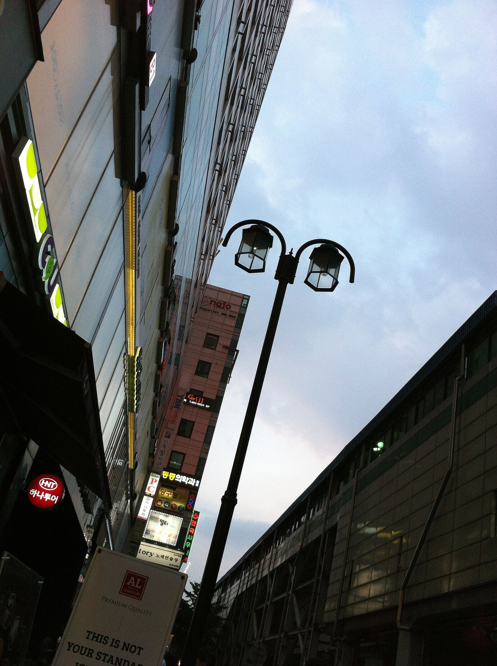iPhone 4 back camera 3.85mm f/2.8 sample photo. City, street lights, lighting photography