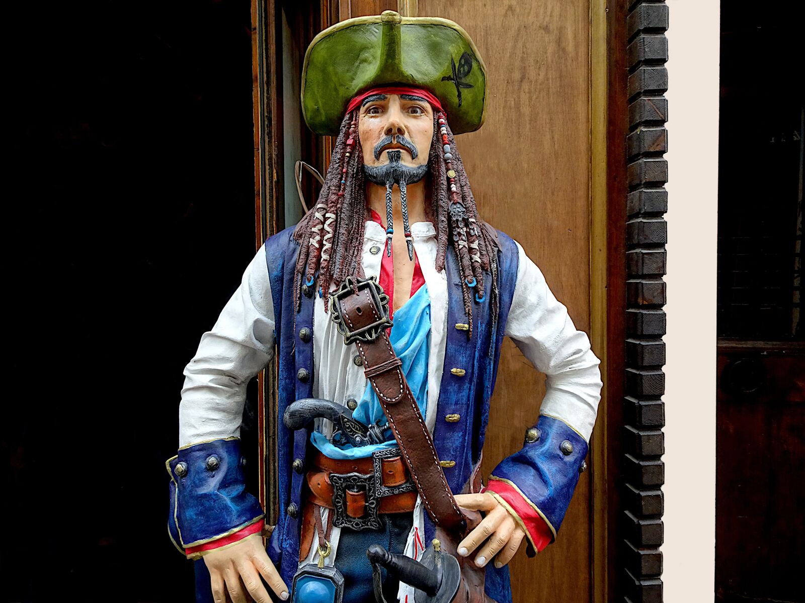 Sony Cyber-shot DSC-HX90V sample photo. Pirate, sculpture, decoration photography