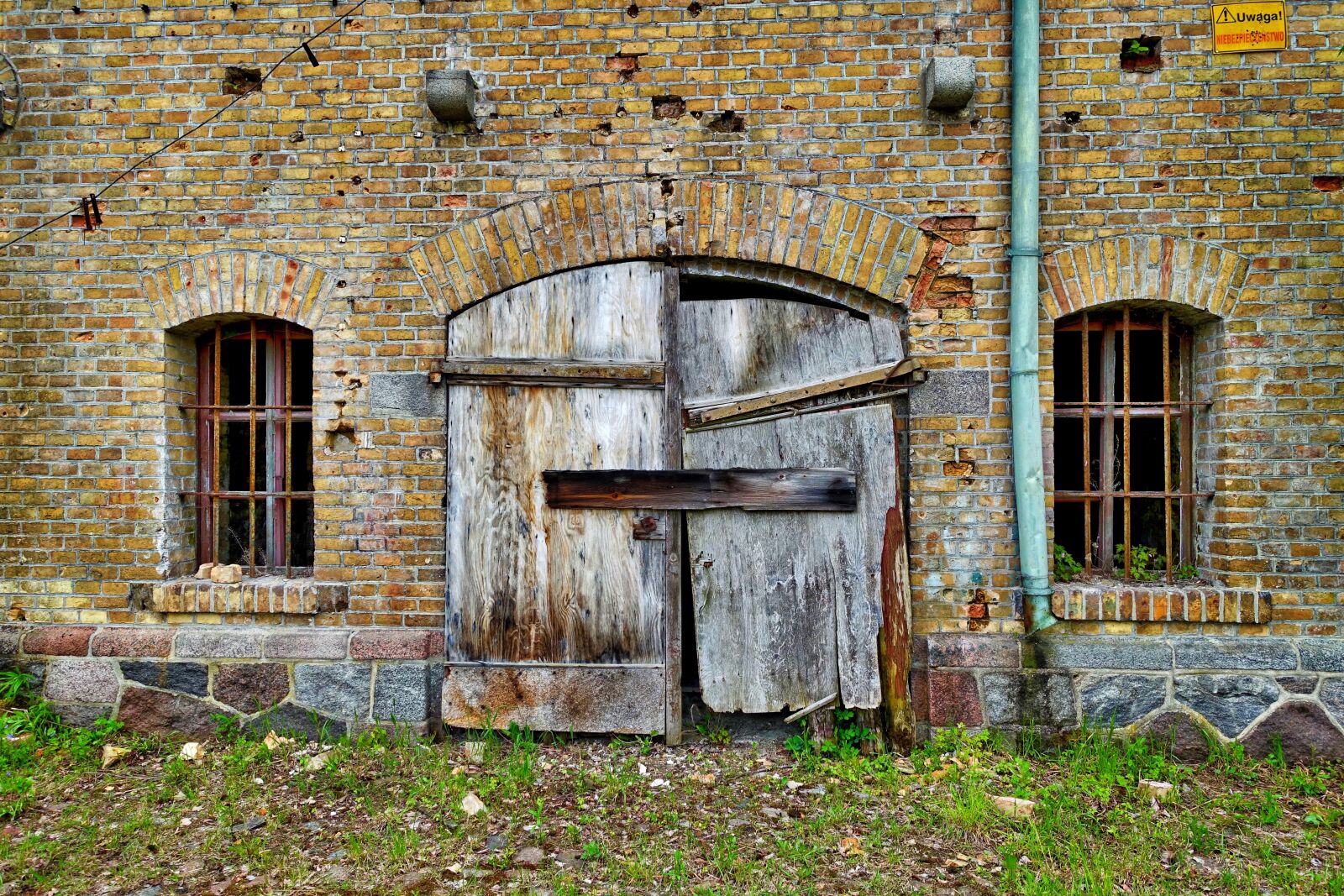Sony Cyber-shot DSC-RX100 III sample photo. Door, ruin, barn photography