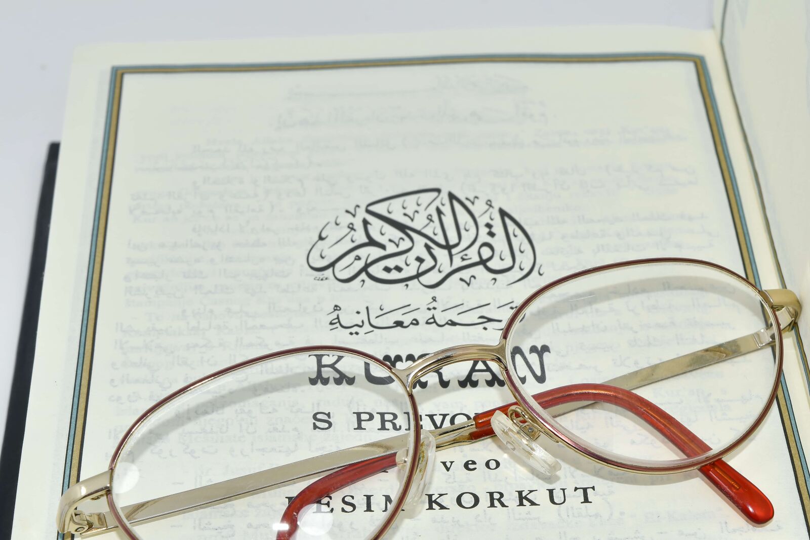 Nikon D5500 sample photo. Book, eyeglasses, holly, islam photography