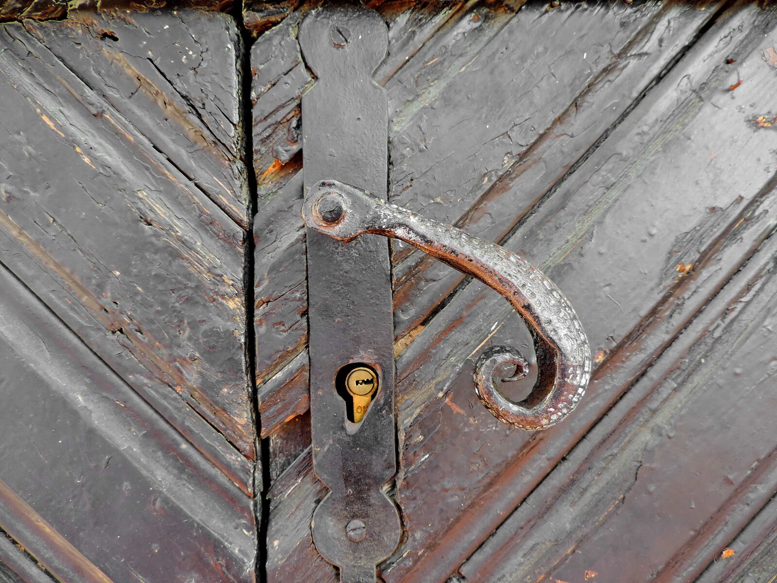 Nikon Coolpix P520 sample photo. Front door, keyhole, iron photography