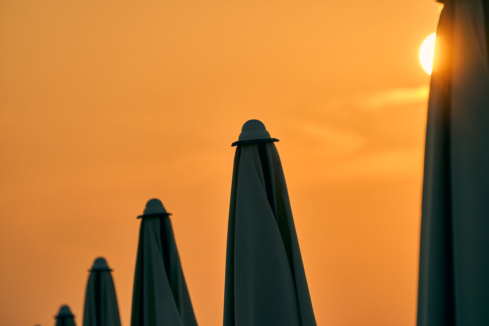 Sony E 55-210mm F4.5-6.3 OSS sample photo. Parasol, sunset, afterglow photography