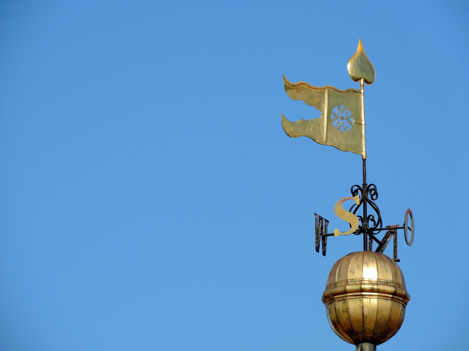 Nikon Coolpix P520 sample photo. Gold, landmark, sign, south photography