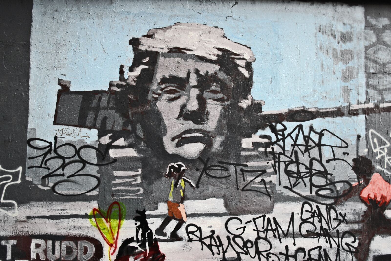 Canon EOS 1000D (EOS Digital Rebel XS / EOS Kiss F) sample photo. Melbourne, trump, alley photography