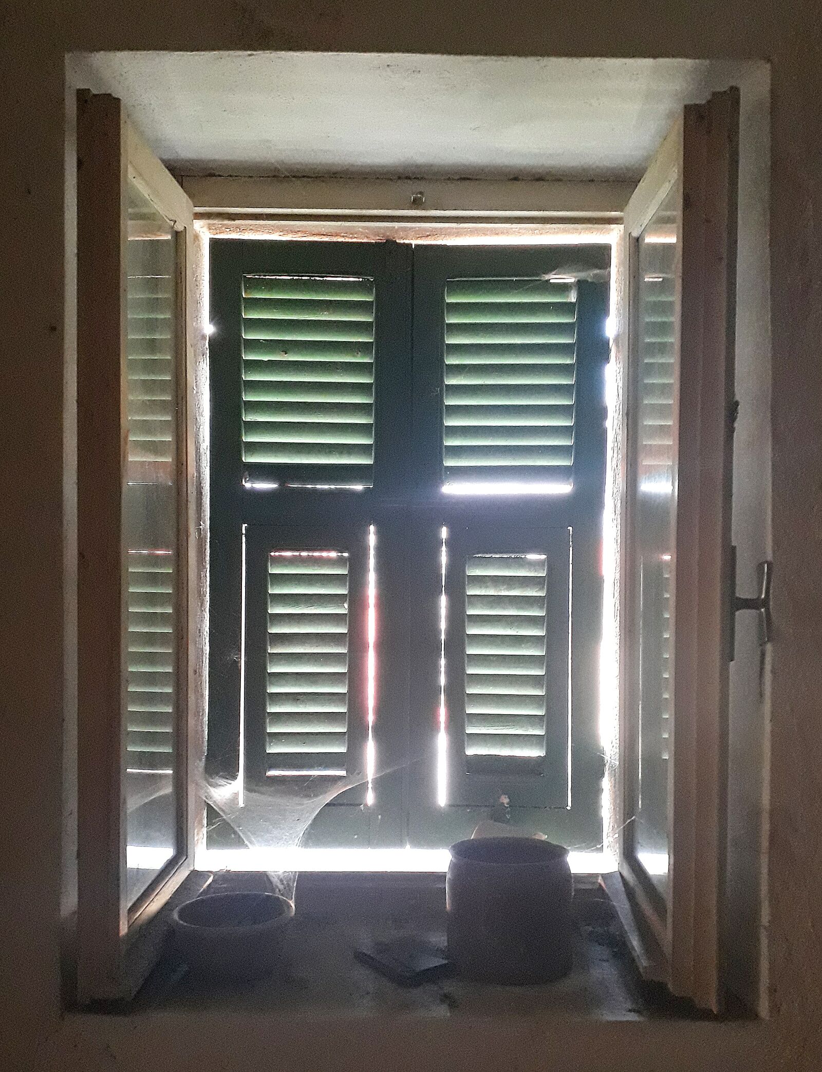 Samsung Galaxy A3(2017) sample photo. Window, shutters, still life photography