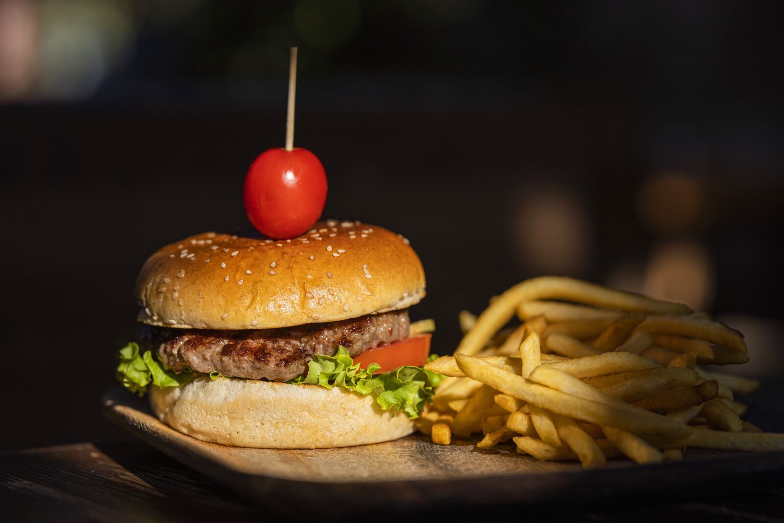 Canon RF 85mm F1.2L USM sample photo. Burger, meat, meatballs photography