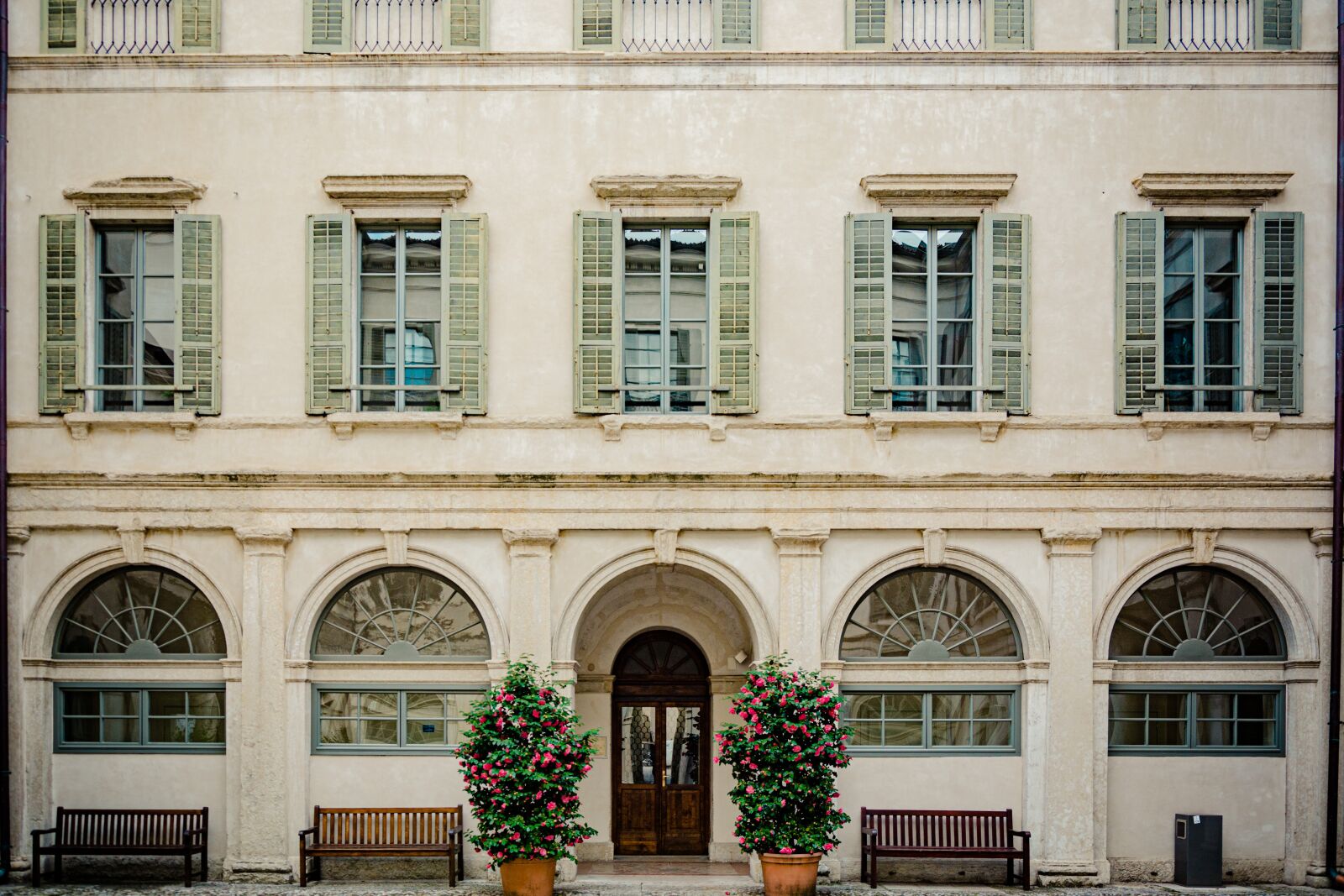 Nikon D7100 sample photo. Facade, window, courtyard photography