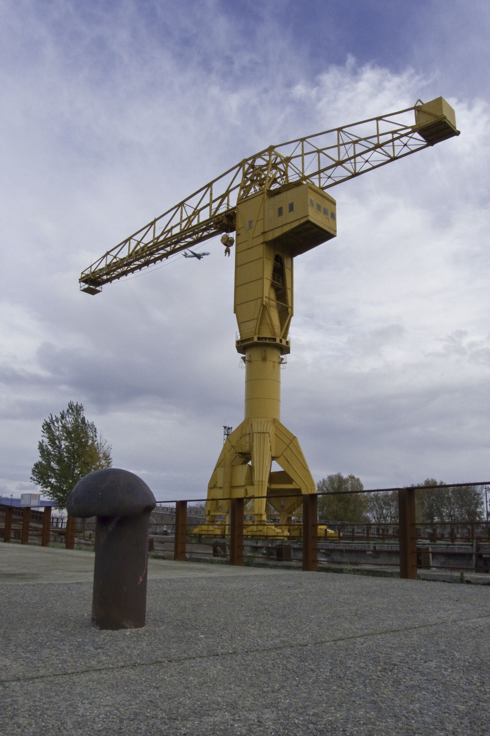 Panasonic DMC-FZ18 sample photo. Yellow crane, wharf, nantes photography