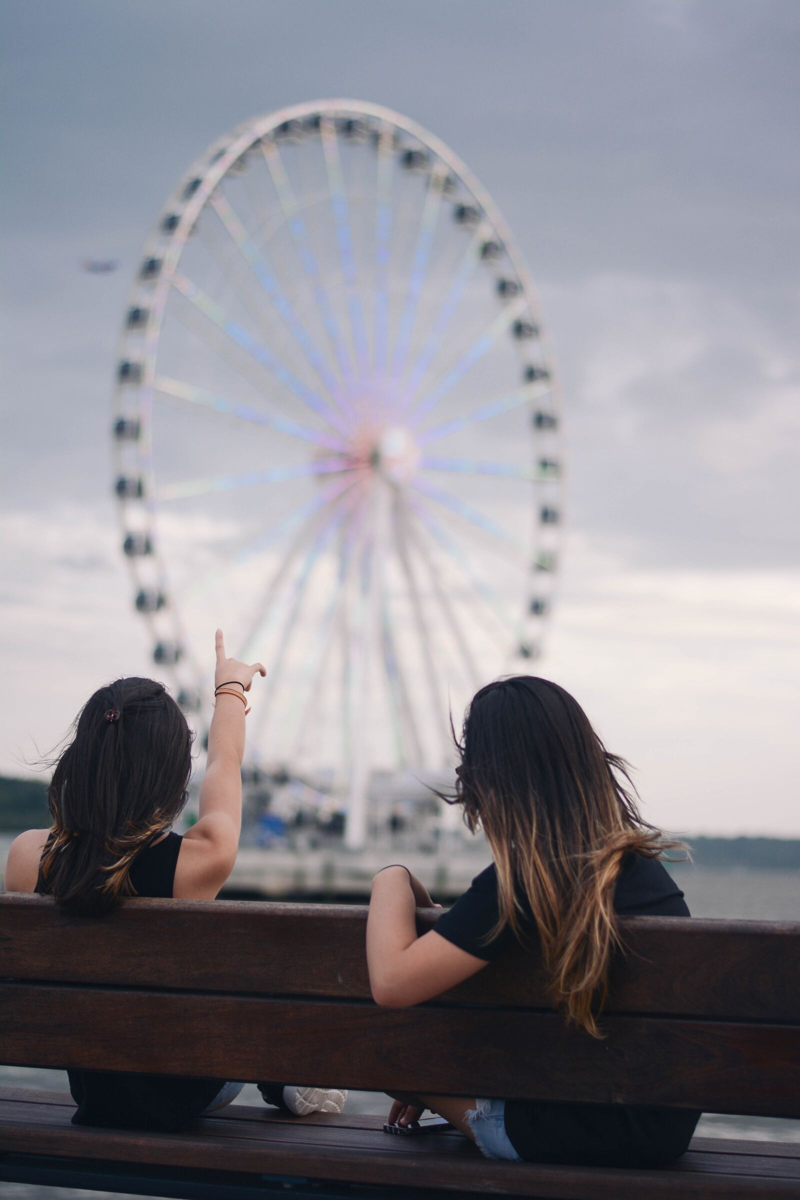 Nikon D7100 sample photo. Bench, ferris wheel, girls photography
