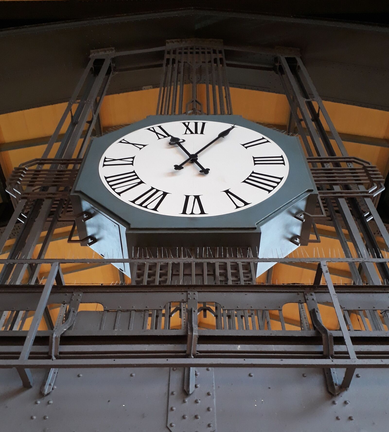 Samsung Galaxy A3(2017) sample photo. Architecture, station clock, chronometer photography
