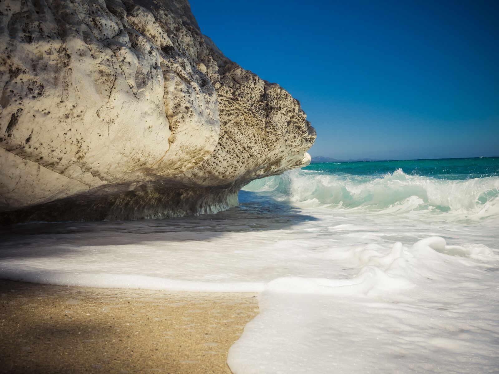 Olympus OM-D E-M1 + Olympus M.Zuiko Digital ED 12-40mm F2.8 Pro sample photo. Italy, cala gonone, air photography