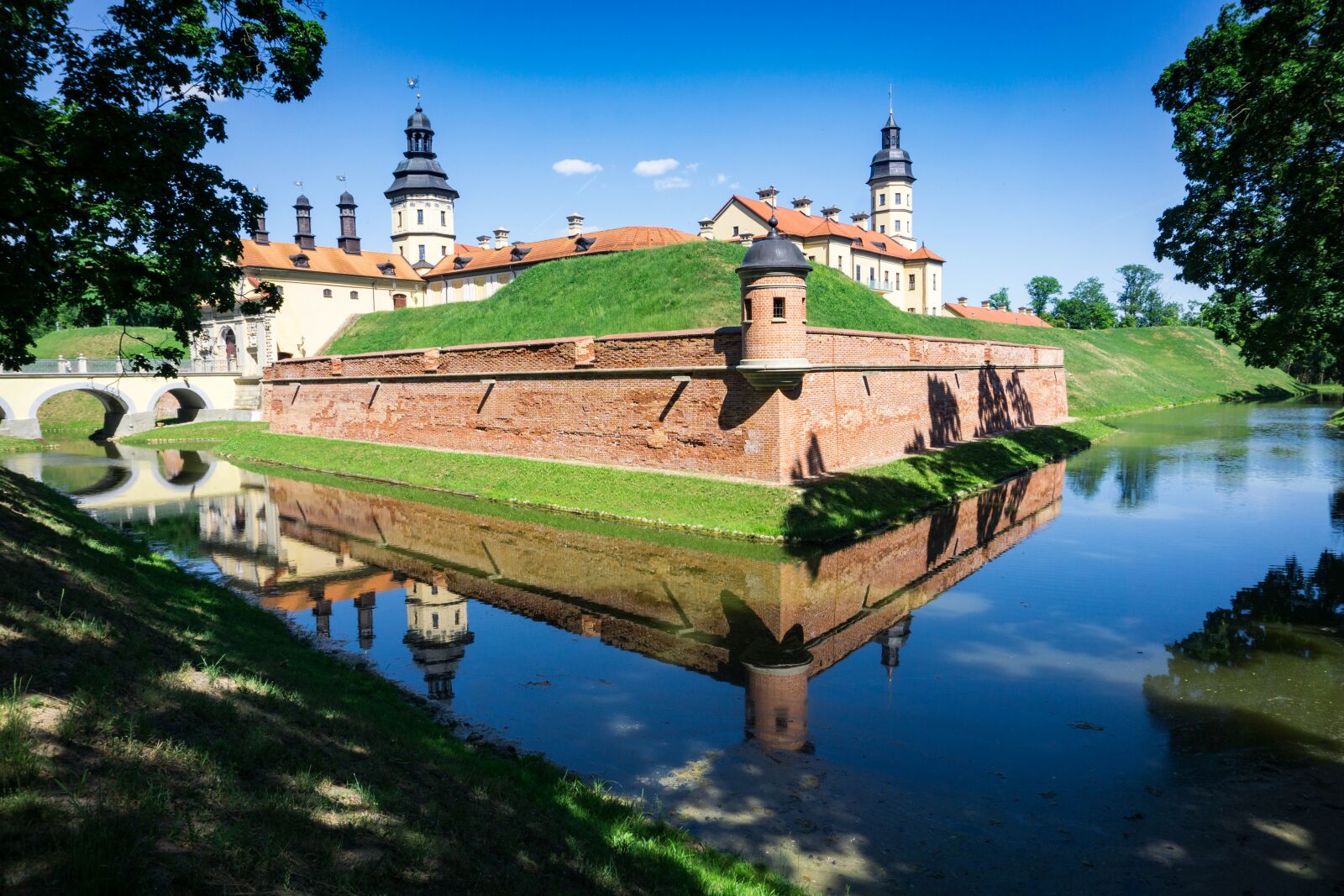 Sony E 16-50mm F3.5-5.6 PZ OSS sample photo. Castle, belarus, shults photography