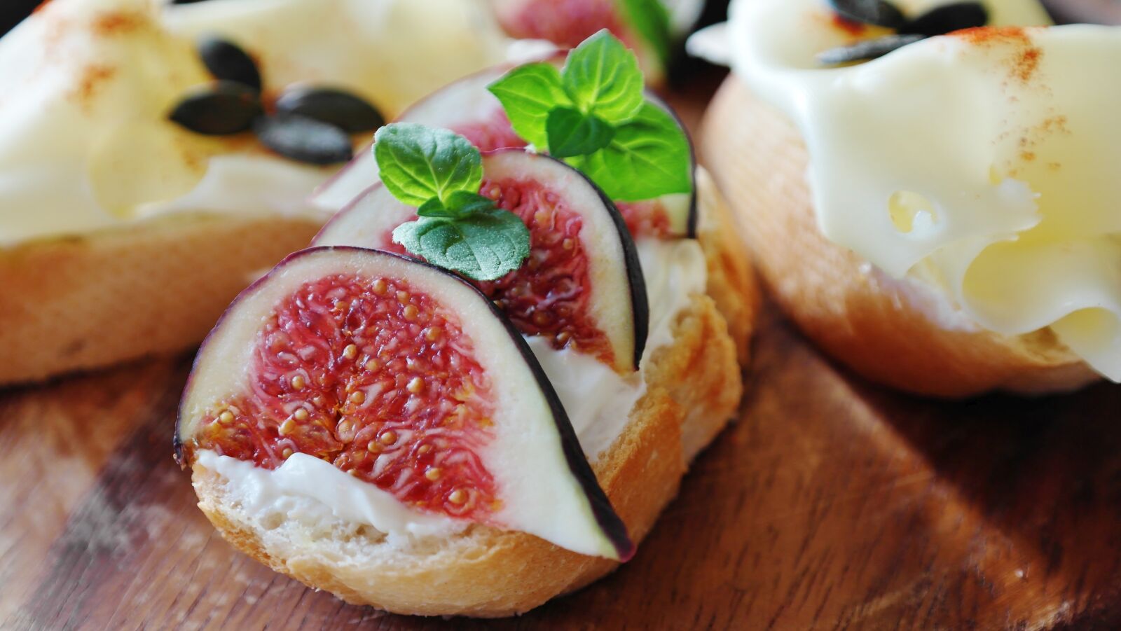 Samsung NX20 sample photo. Fig, cheese, cream cheese photography