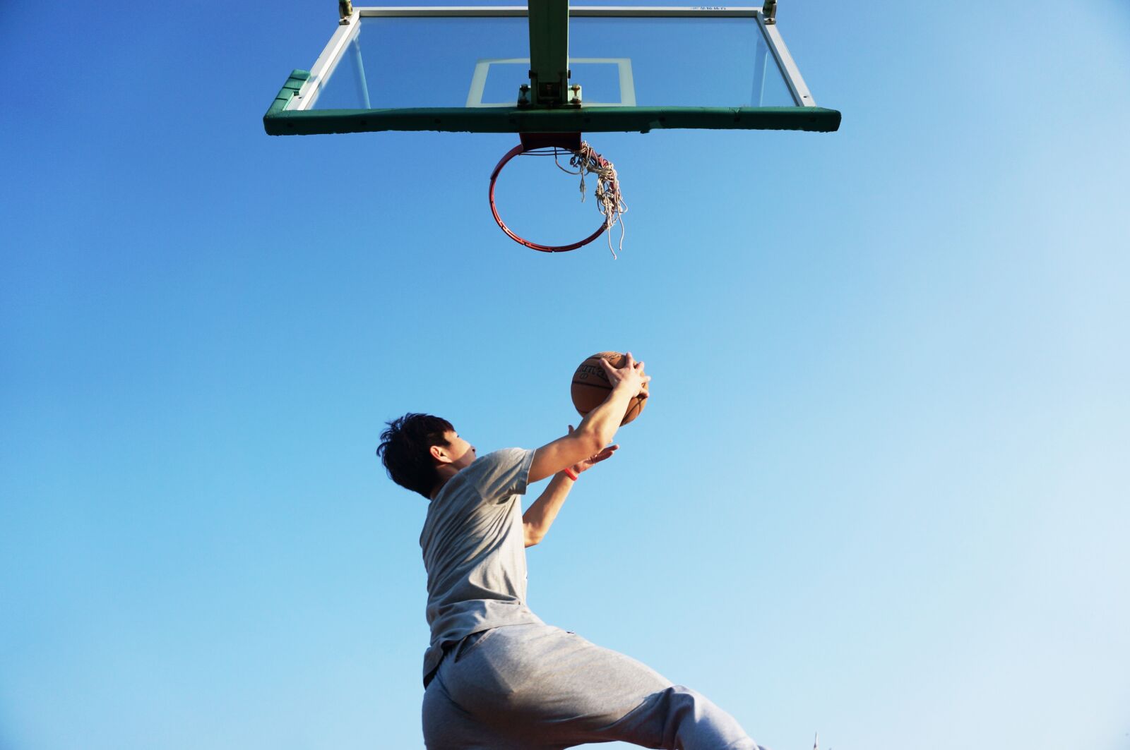 Sony Alpha NEX-5T sample photo. Basketball, dunk, blue photography