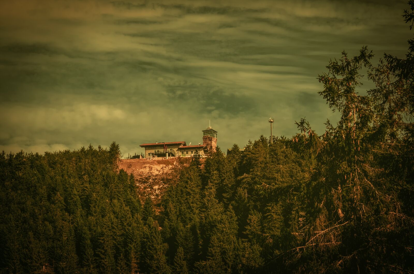 Fujifilm XF 55-200mm F3.5-4.8 R LM OIS sample photo. Grind cottage, observation tower photography