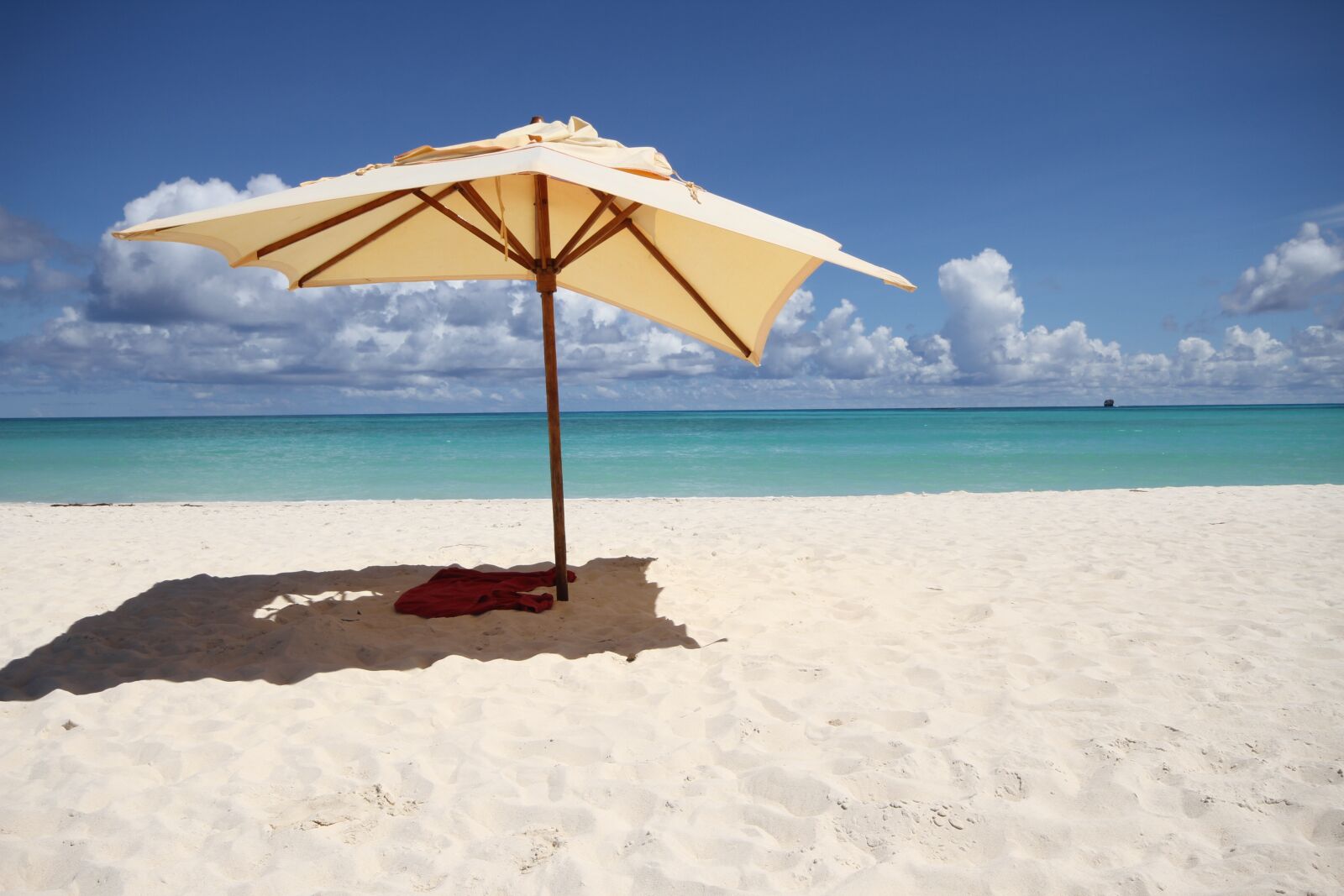 Canon EOS 7D sample photo. Beach, the sun, umbrella photography