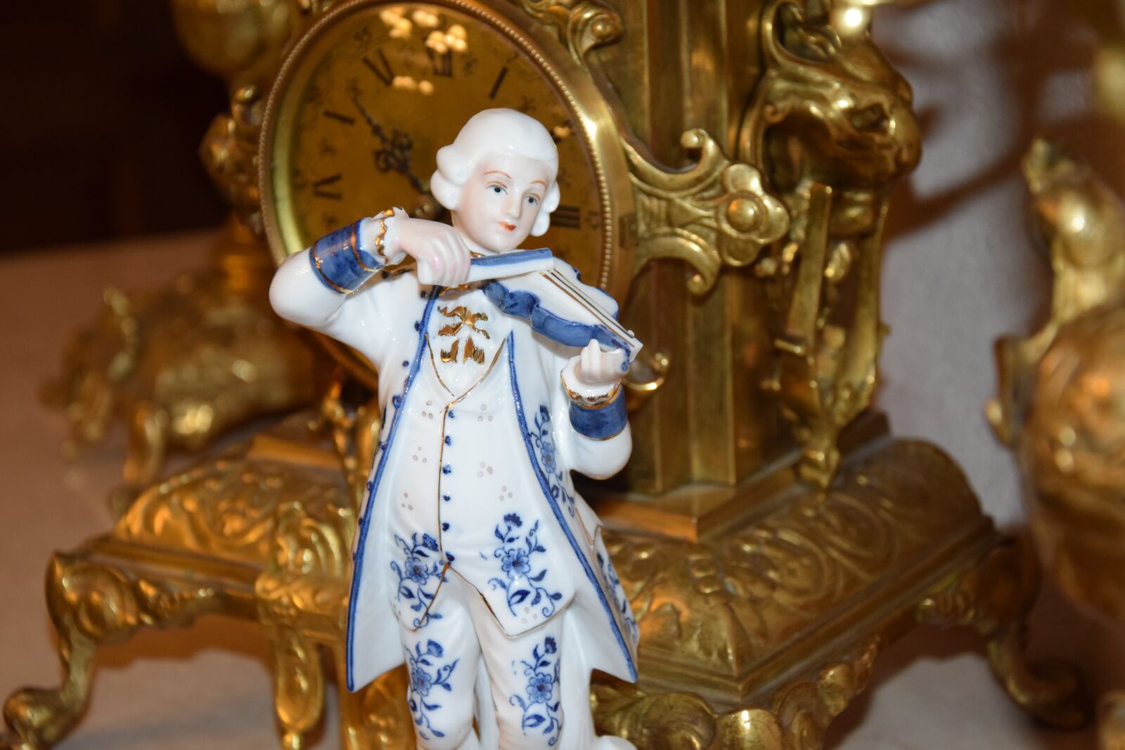 Nikon D5300 sample photo. Porcelain, figurines, clock photography